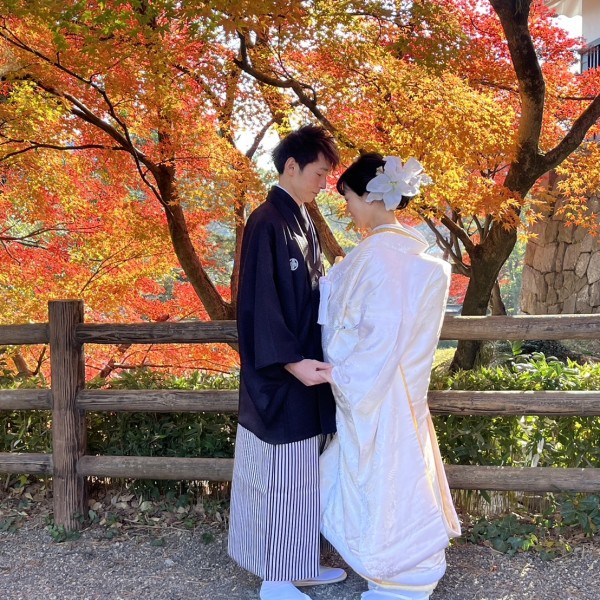 色鮮やかな紅葉の中で前撮りと披露宴を