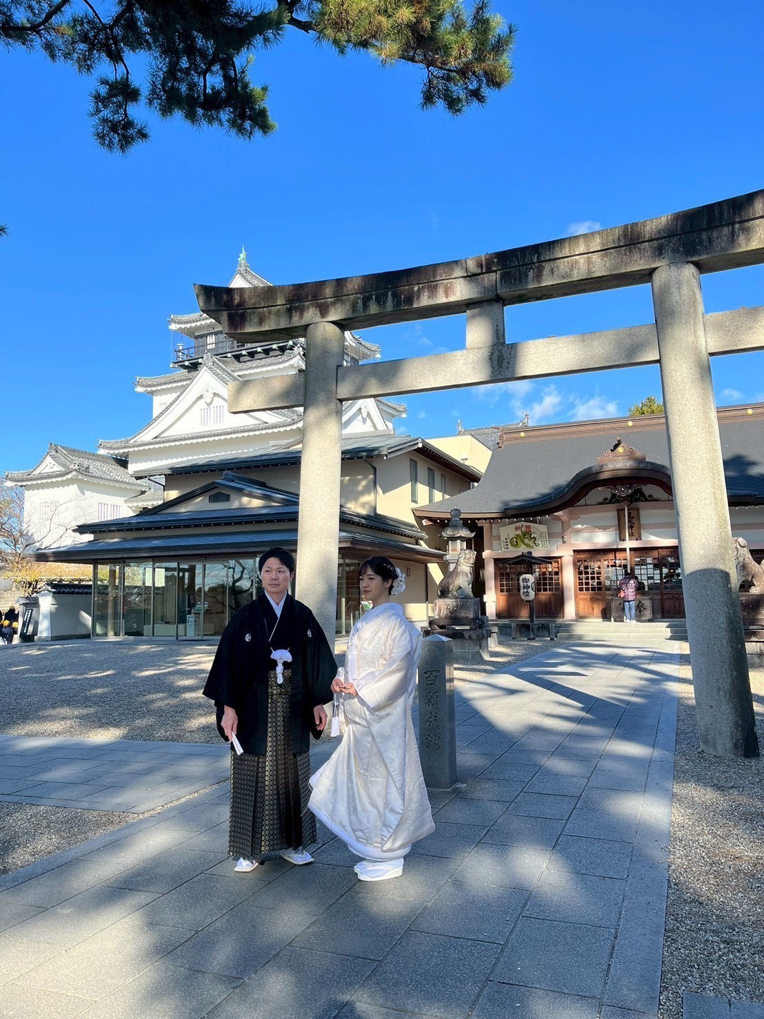 青空の下での挙式