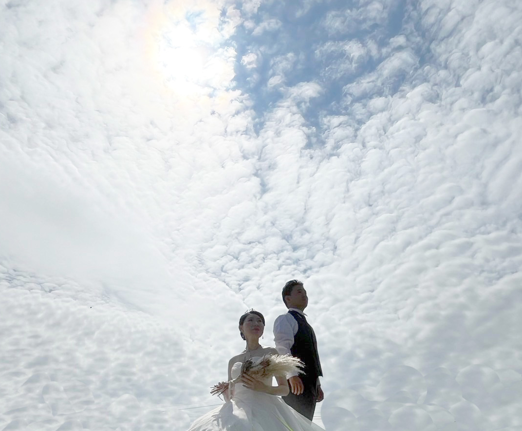 秋空とドレス姿での前撮り撮影