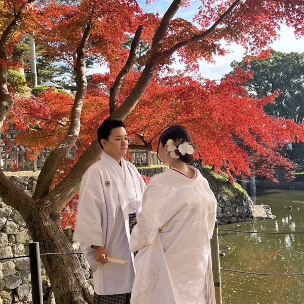 鮮やかな紅葉の中の前撮り撮影